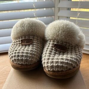 UGGS Cozy Beige Fuzzy Slippers Size 7